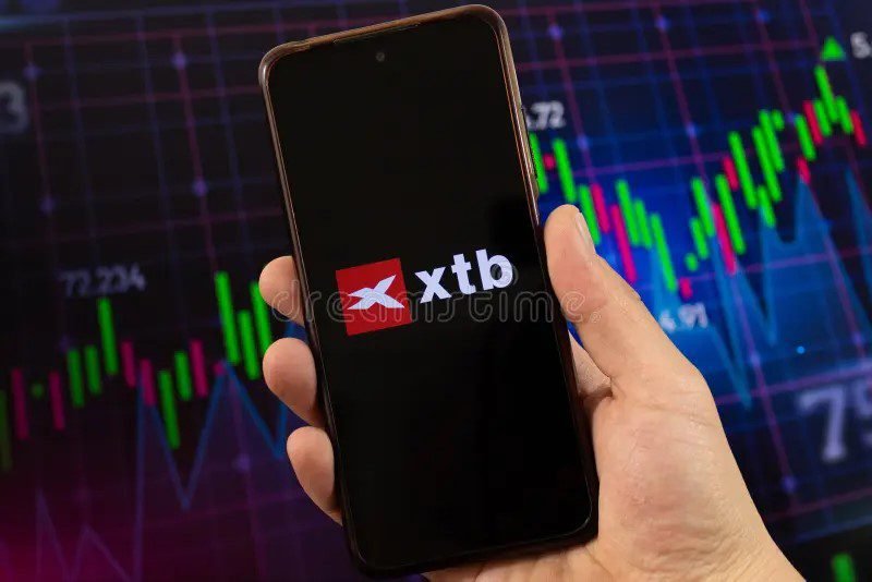شركة XTB استكشف مراجعة شاملة لعام 2025 تشمل التراخيص، الأدوات المالية، منصة xStation 5، المميزات، والعيوب. دليلك الكامل لاختيار وسيط تداول موثوق وآمن.
